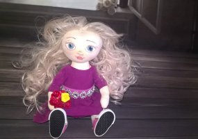 Кудрявая кукла с цветами